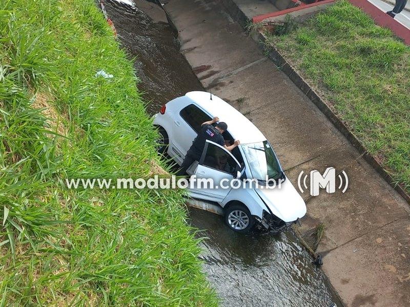Carro cai no Córrego Rangel após colisão e policiais penais agem rápido para resgatar vítima