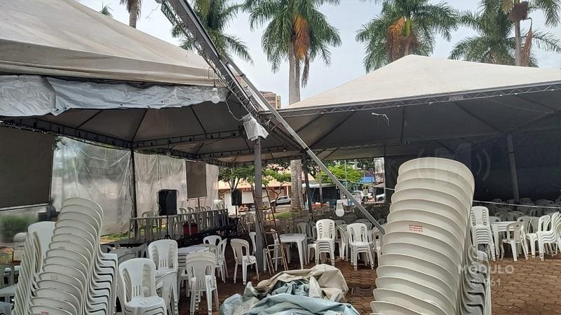 Chuva forte danifica tenda de barraquinha, mas festa de Santa Luzia segue normalmente