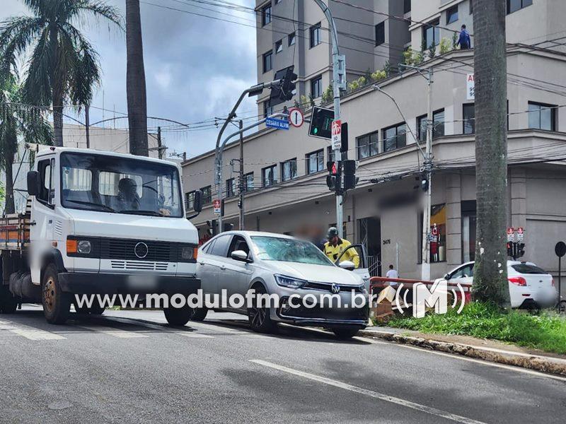 Colisões em cruzamentos chamam a atenção para a segurança...