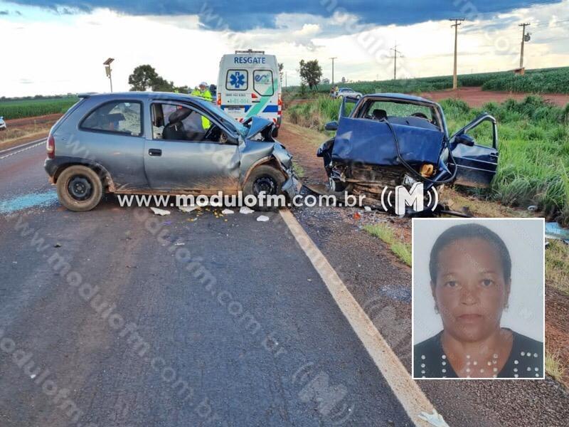 Mulher morre após colisão frontal entre dois veículos na...