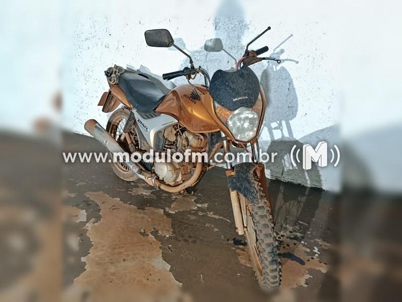 Ação da PM leva à descoberta de motocicleta clonada e prisão de homem em Córrego Dantas