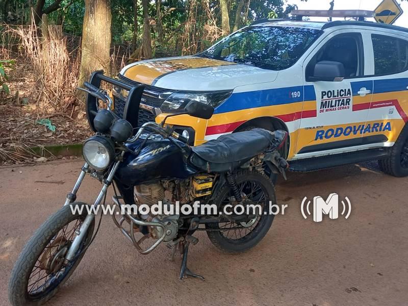 Homem é detido com motocicleta sem placa e com numeração de chassi raspado na LMG-731 em Silvano