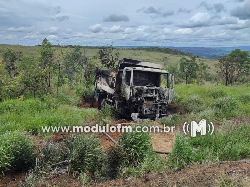 Motorista escapa ileso de caminhão em chamas na BR-146...