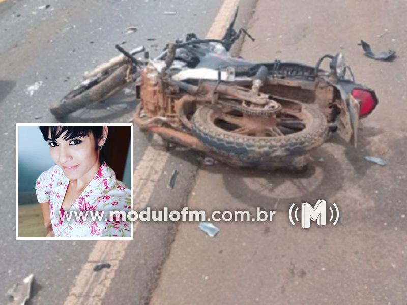 Mulher morre em colisão frontal entre motocicleta e carreta na BR-365