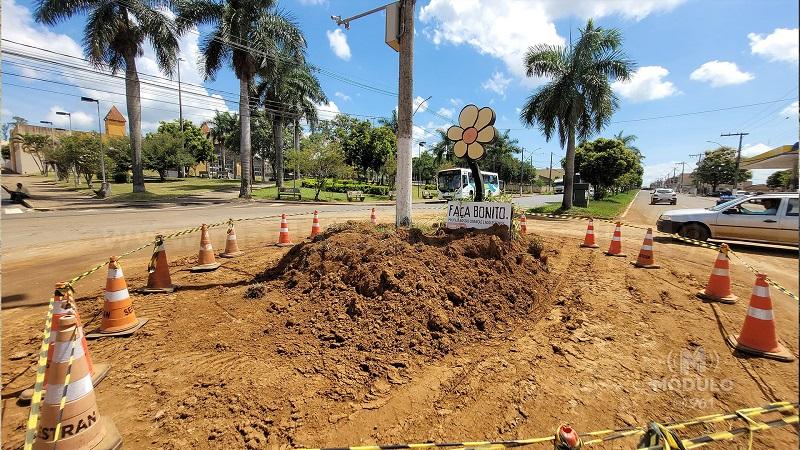 Prefeitura retira rotatória para instalar semáforos no cruzamento da Avenida Faria Pereira com José Elói dos Santos
