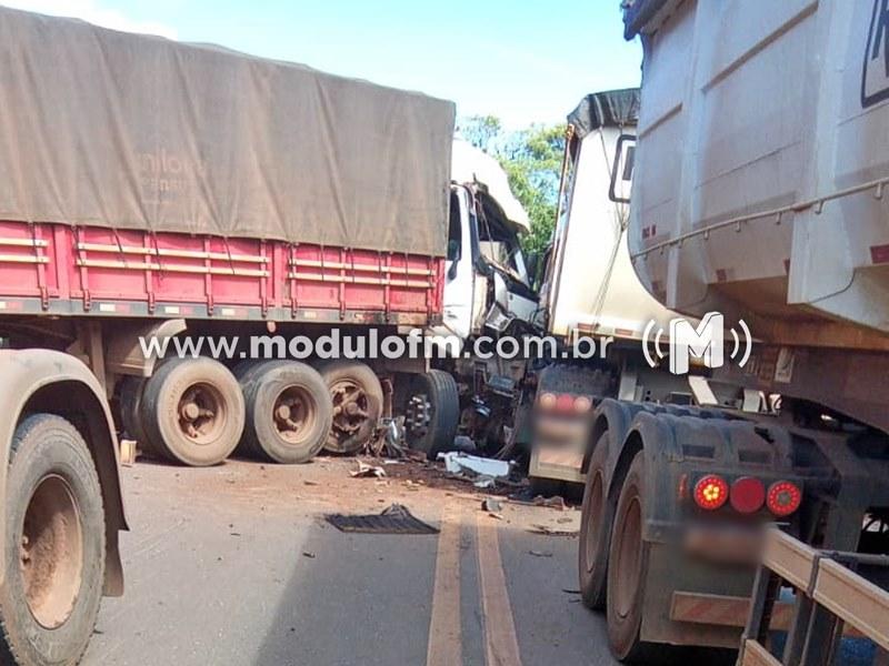Grave acidente envolvendo cinco carretas interdita rodovia na Serra da Macaúba na MG-188