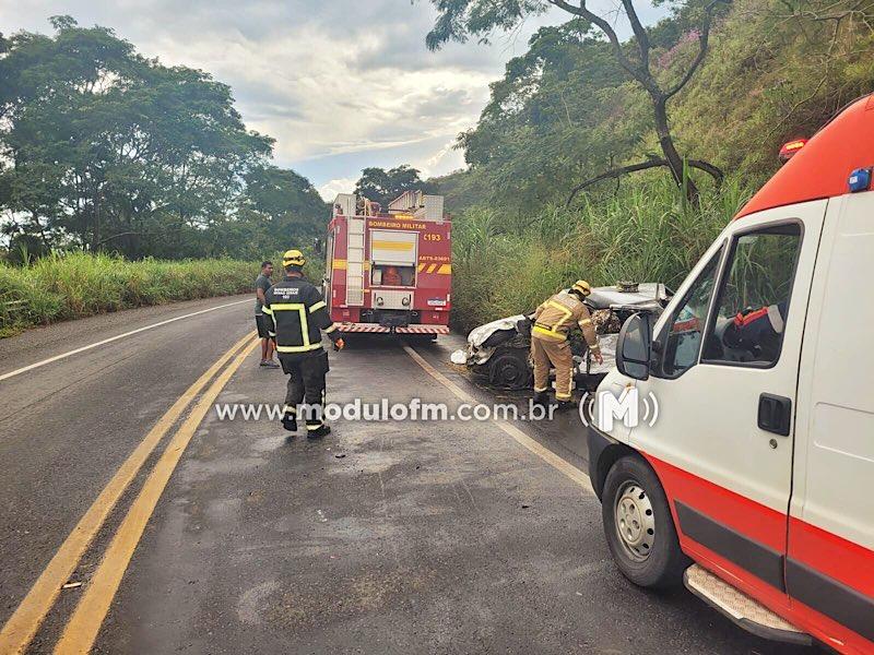 Imagem 2 do post Idoso morre após acidente entre veículo de passeio e caminhão na MG-187 próximo de Salitre de Minas