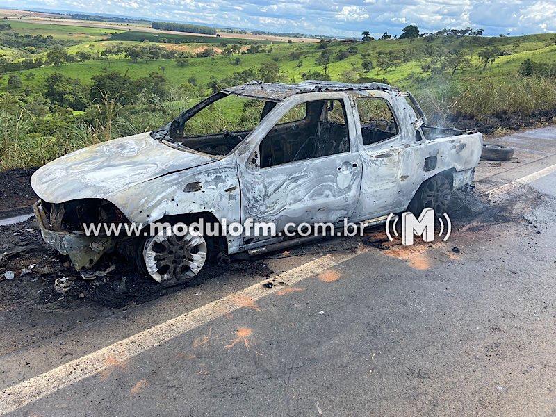 Imagem 2 do post Motorista escapa ileso de carro em chamas na BR-365