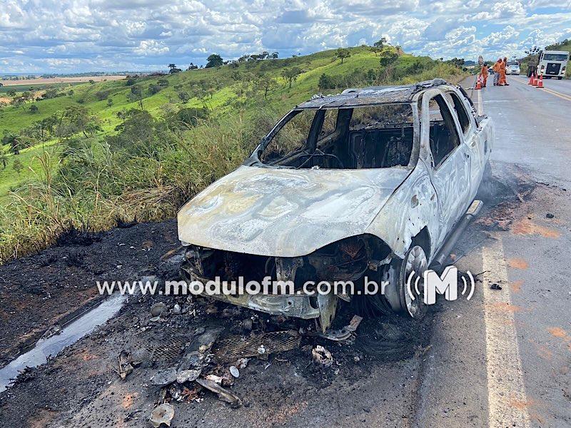 Imagem 3 do post Motorista escapa ileso de carro em chamas na BR-365