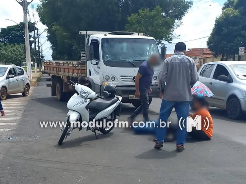 Colisão entre carro e moto deixa mulher ferida no bairro Santo Antônio