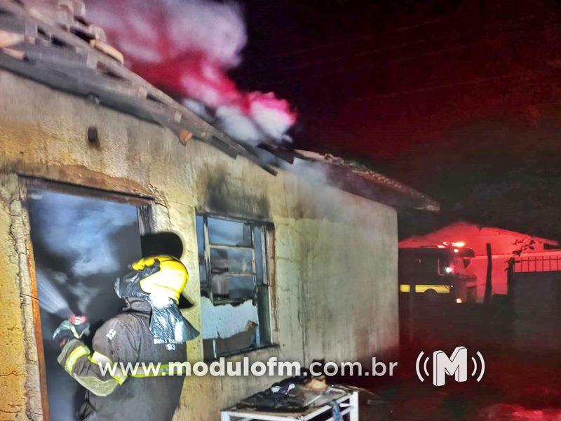 Incêndio deixa residência destruída no bairro Serra Negra em Patrocínio
