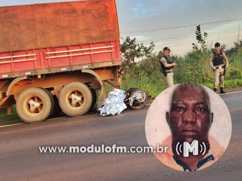 Motociclista morre após colidir com carreta estacionada em rodovia de Monte Carmelo