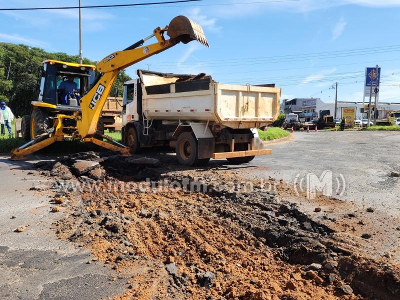 Prefeitura de Patrocínio realiza obra para melhorar escoamento de água no trevo da Faria Pereira com MG230