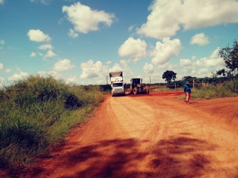 Secretaria de Obras dá manutenção em pontos críticos das estradas rurais