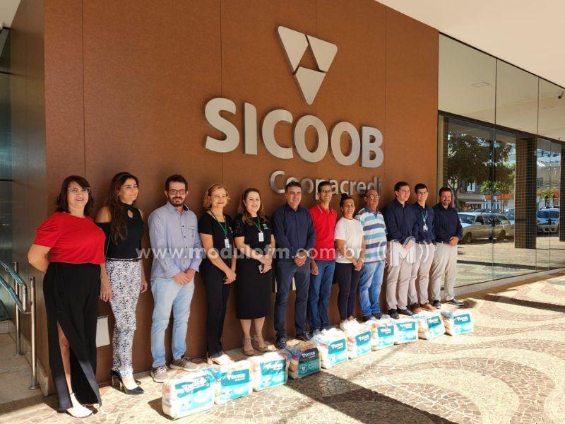 Sicoob Coopacredi doa quase 5t de alimentos para instituições de Patrocínio