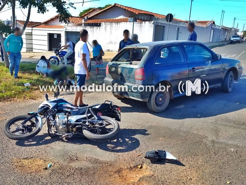 Batida entre moto e carro deixa motociclista ferido em...