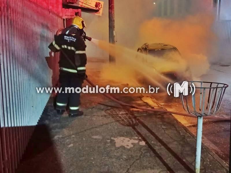 Carro pega fogo e fica destruído no centro de Patrocínio