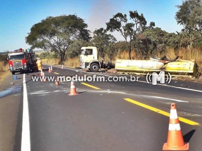 Grave acidente com carreta de combustível interdita trânsito na...