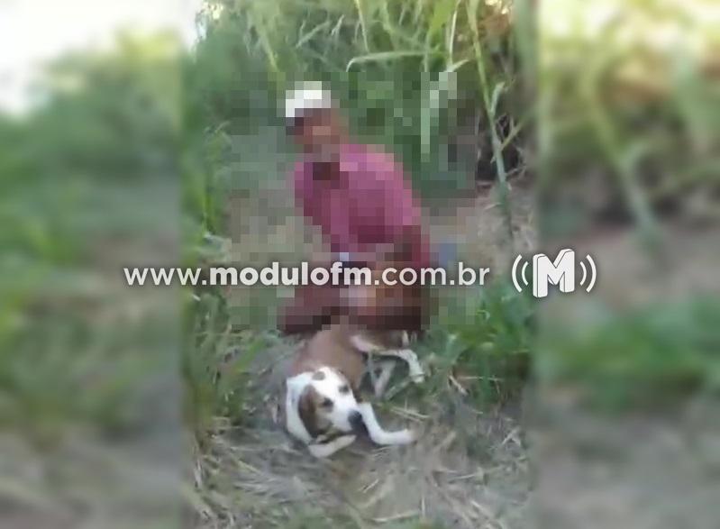 Homem é flagrado sem as calças abusando de cadela em lote vago em Patrocínio