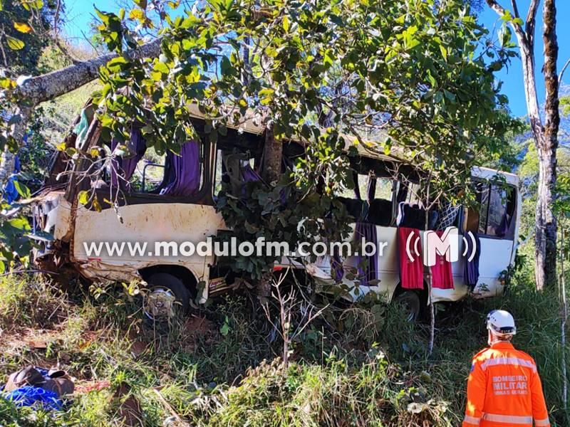 Ônibus cai em ribanceira e deixa um morto e...