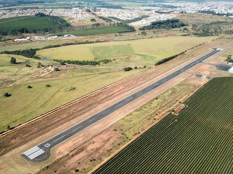 Prefeito discute ampliação da pista do Aeroporto Municipal para...