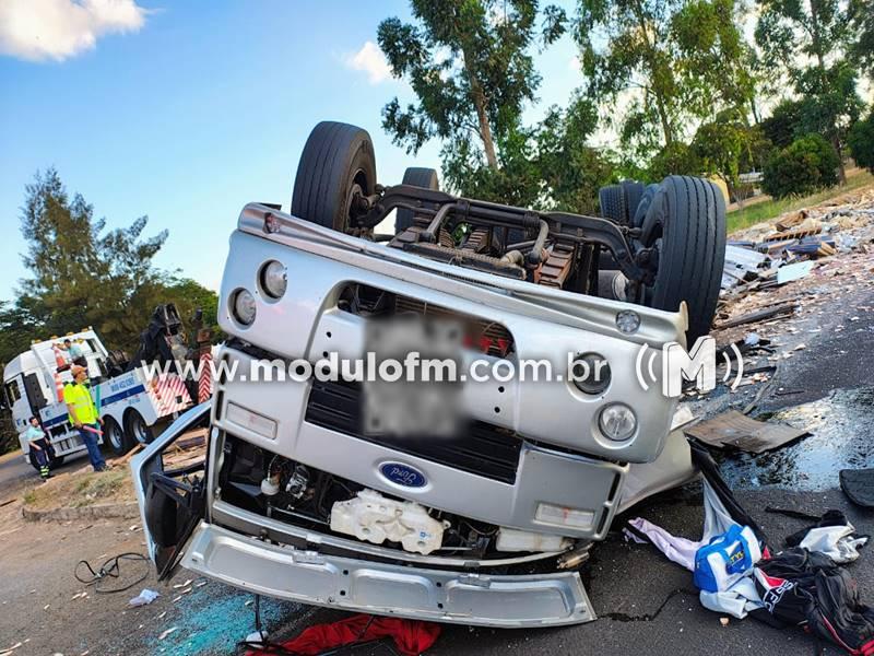 Caminhão carregado de telhas tomba e motorista fica gravemente...