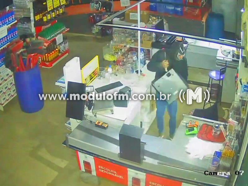 Criminoso invade supermercado e leva dinheiro e mercadorias durante...