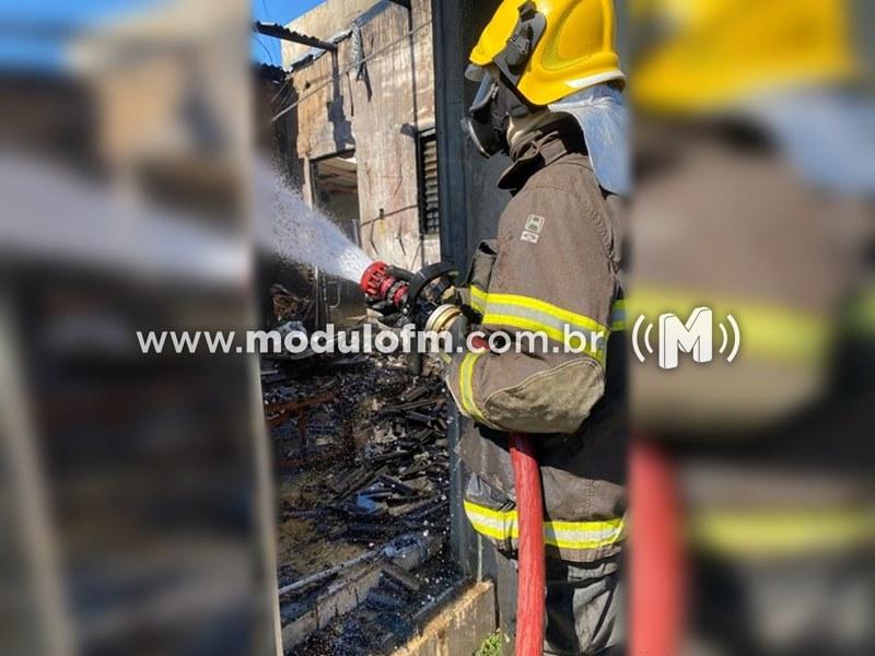 Incêndio deixa residência parcialmente destruída em Patrocínio