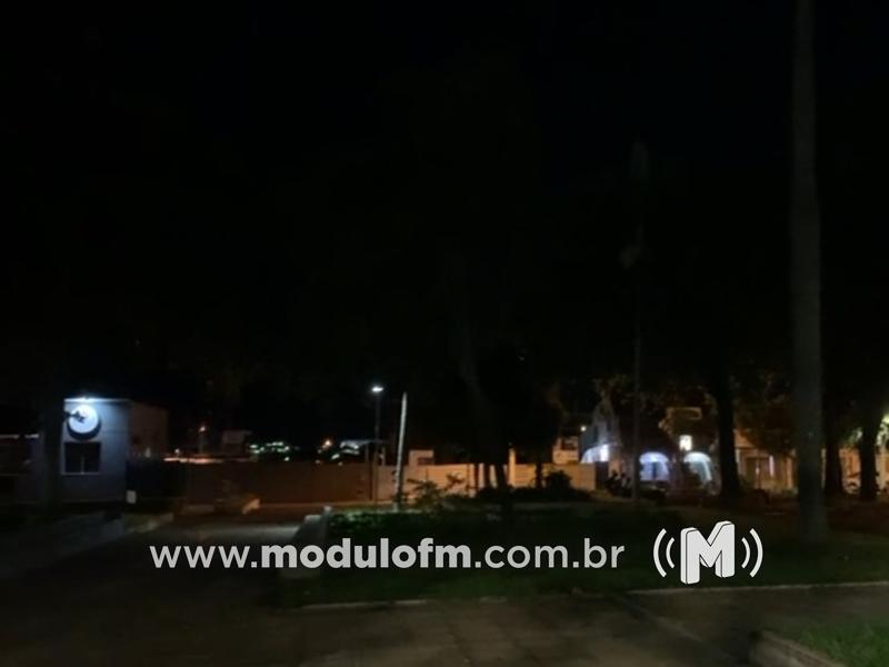 Moradora grava vídeo denunciando abandono da Praça Honorato Borges em Patrocínio