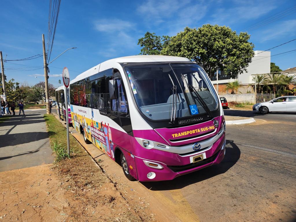 Patrocínio recebe três novos ônibus para transporte de pacientes na região