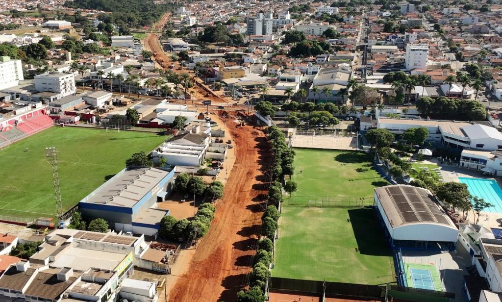 Prefeito diz que maioria das obras em andamento será...