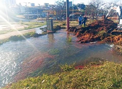 Rompimento de tubulação causa interrupção no abastecimento de água...