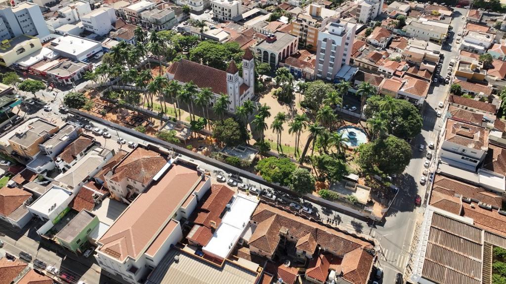 Trânsito na Presidente Vargas e Coronel João Cândido é parcialmente interrompido por obras na praça Santa Luzia