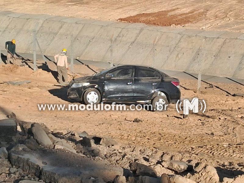 Veículo capota e para em meio a obras de...