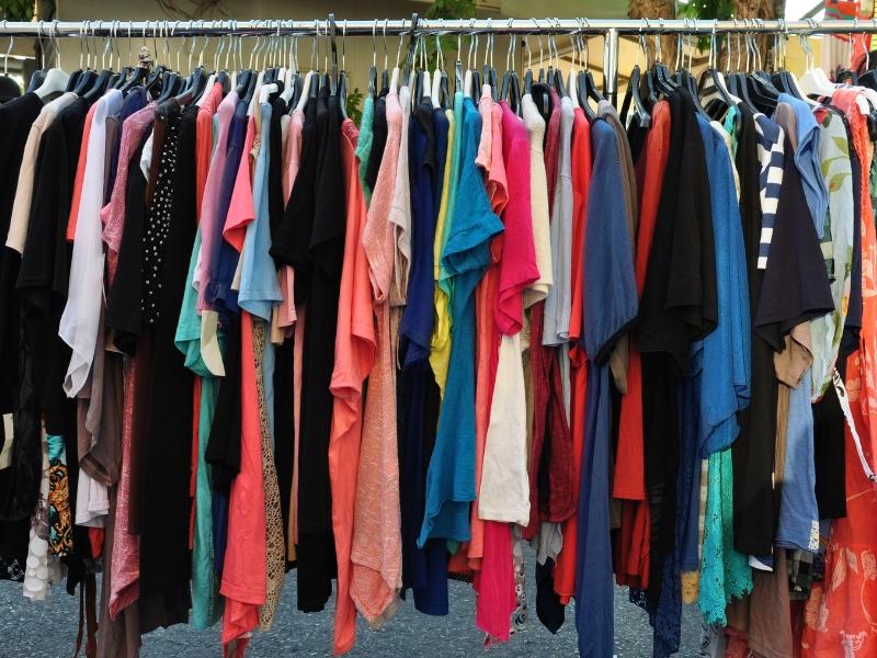 APAE de Patrocínio realiza Bazar Solidário com roupas e...