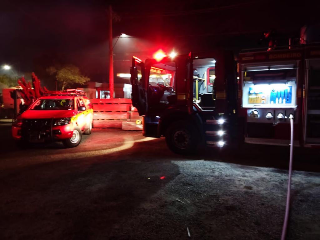 Bombeiros combatem incêndio em madeireira na Av. Marciano Pires,...