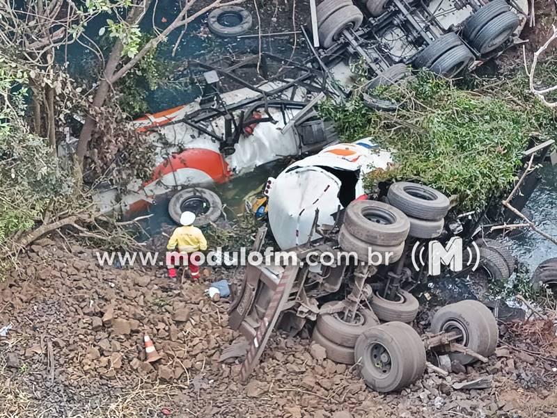 Acidente com caminhão-tanque deixa motorista morto e interdita BR-365 devido a vazamento de combustível no Rio Bagagem