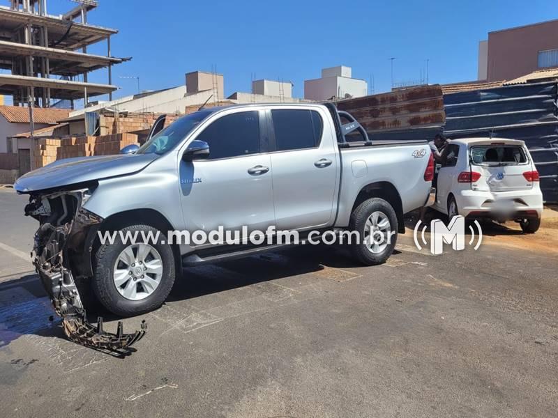 Acidente entre caminhonete e carro deixa jovem ferida no...