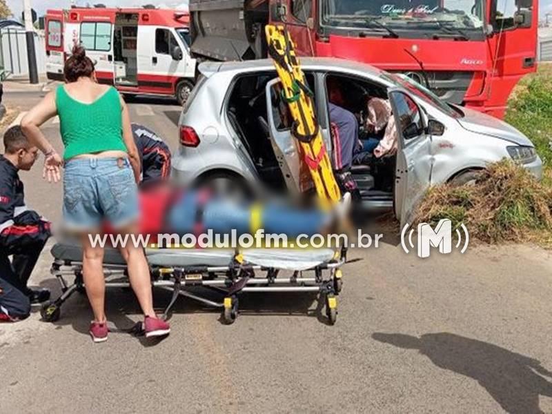 Acidente entre carro e caminhão deixa duas pessoas feridas...