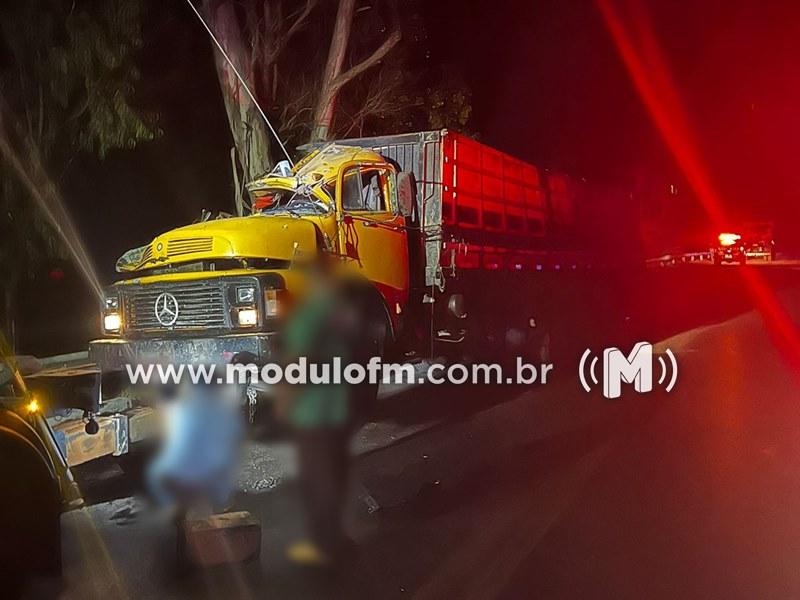 Caminhoneiro de Monte Carmelo morre em grave acidente na...