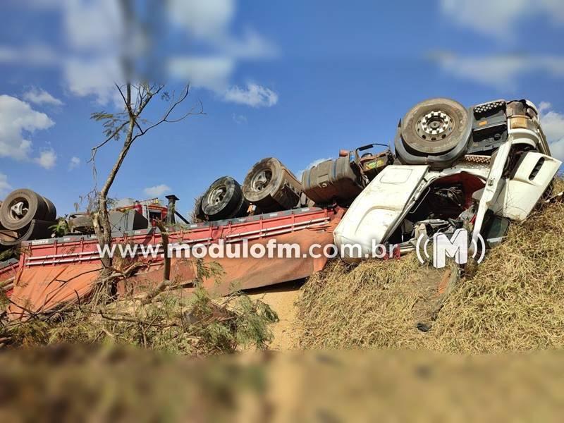 Caminhoneiro fica ferido após capotar carreta carregada com soja...