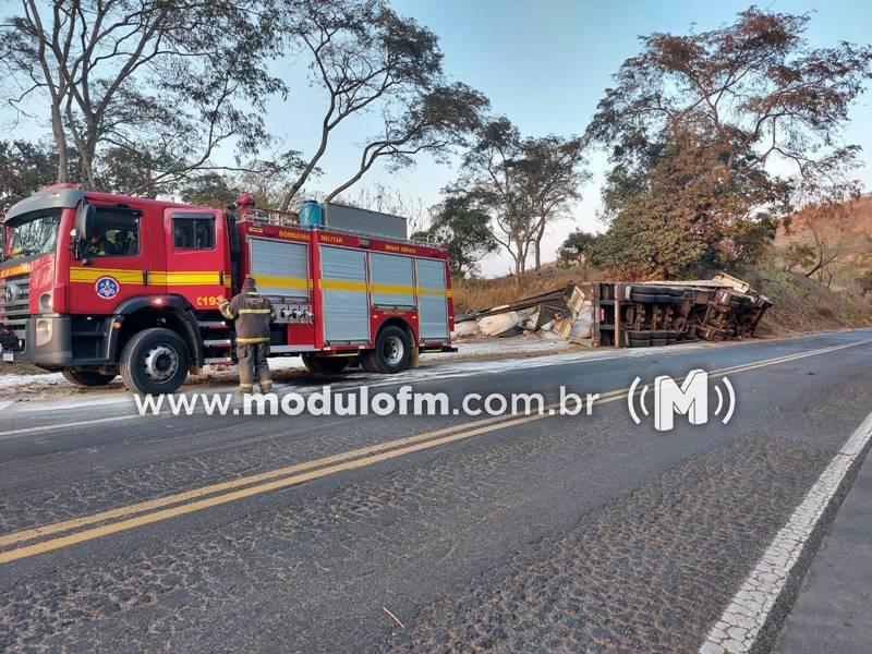 Carreta tomba ao desviar de colisão com caminhão na...