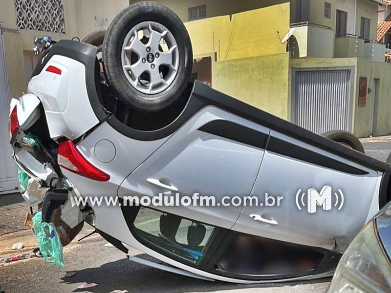 Condutora perde controle e capota carro após colisão em...