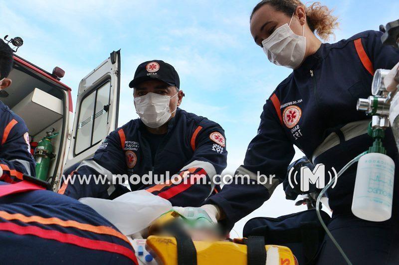 Criança de 5 anos é atropelada ao sair da...