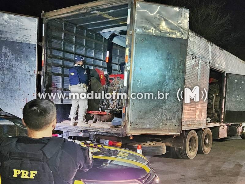 PRF prende homem transportando tratores roubados em caminhão baú...