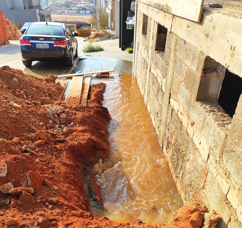 Rompimento de adutora provoca interrupção de abastecimento de água...