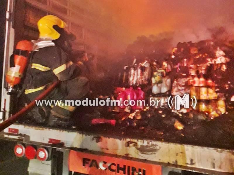 Bombeiros combatem incêndio em caminhão baú durante a madrugada próximo a Patrocínio