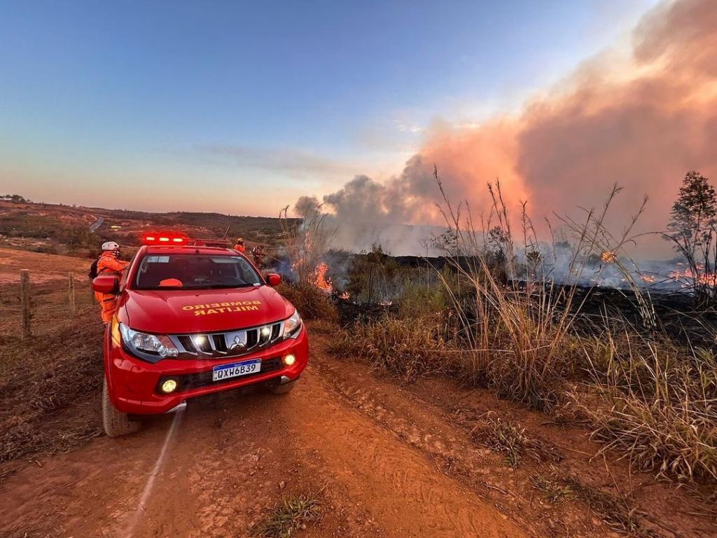 Bombeiros combatem incêndio em fazenda na região que ameaçava granja de suínos, biodigestores e plantação de café