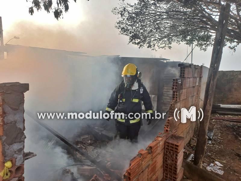 Bombeiros debelam incêndio em residência no bairro Marciano Brandão