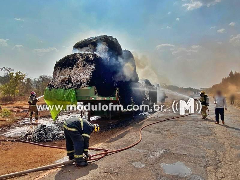 Imagem 1 do post Carreta carregada de algodão pega fogo na MG-188 próximo a Patrocínio